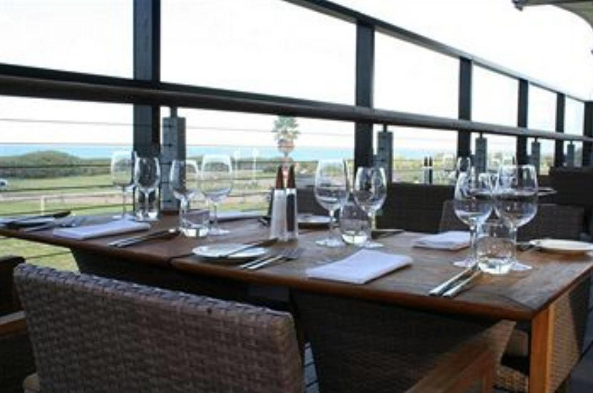 Caves Coastal Bar & Bungalows Caves Beach Exterior foto